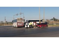 Tur midibüsü ile otomobilin kazası ucuz atlatıldı