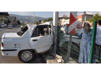 Kontrolden çıkan otomobil aydınlatma direğine çarptı: 3 yaralı