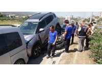 Hayrete düşüren kaza, cip otomobilin üzerine kaldı