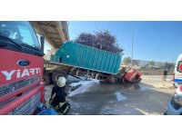 Dorsesi açılan kamyon üst geçide çarptı: 1 yaralı