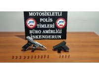 Polis, 2 şüpheliyi ruhsatsız silahlarla yakaladı