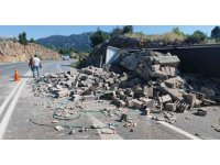 Antalya’da briket yüklü tır devrildi: 1 yaralı