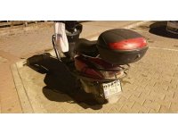 Sokak köpeklerinden kaçarken kaza yaptı