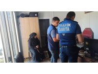 Boynuna astığı kartonla dilenerek dilsiz numarası yapan kadın zabıtadan kaçamadı