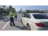 Denetim yapan ekiplerden sürücülere çikolata ve kolonya ikramı