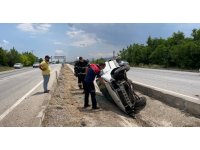 Burdur’da kontrolden çıkan otomobil refüjde ters döndü, 1 kişi yaralandı