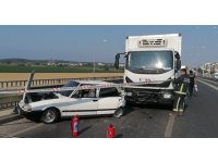 Kamyon, çarpıp sürüklediği otomobili bariyerlerle arasına sıkıştırdı: 4 yaralı