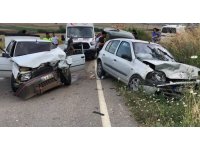 Adana’da iki araç kafa kafaya çarpıştı: 4 yaralı