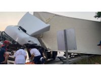 Bariyerlere çarpan tır ters döndü, 1 kişi hayatını kaybetti