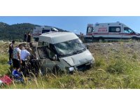 Kontrolden çıkan minibüs şarampole yuvarlandı: 7 yaralı