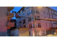 Yangında mahsur kalan vatandaşları itfaiye ekipleri kurtardı