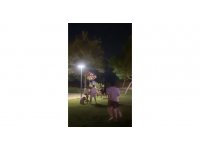 Yerdeki gencin yüzüne topa vurur gibi tekme attı