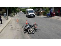 Sürücü belgesi olmayan motosikletli ’U’ dönüşü yapan otomobile çarptı
