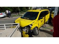 Köprü çıkışında çarpışan araçlar, korkuluğa takıldı