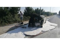 Araç göstergesindeki uyarıyla indiler, yanan araca müdahale edemediler