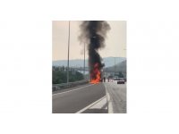Tır otoyolda alev alev yandı
