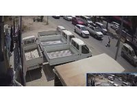 Otomobilin çarptığı iki çocuk metrelerce savruldu