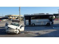 Antalya’da otel servisi ile otomobil çarpıştı: 4 yaralı