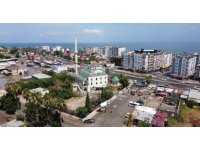 Fırtına minareyi araçların üzerine devirdi: 2 yaralı