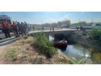 Araç sulama kanalına düştü, 3 kişi yaralandı