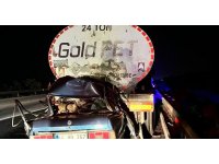 Tankere arkadan çarpan otomobil kağıt gibi ezildi: 3 ölü