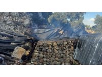 Yangın bir ev ile ağılı kullanılamaz hale getirdi