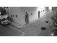 Elini kolunu sallayarak geldi, telefonu çalıp “mutlu” bir şekilde kaçtı