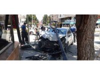 Çarpışan otomobillerden saniyelerle kurtuldu