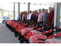 Kozan’da yüksek rakımlı bölgedeki üreticilere çapa motoru dağıtıldı