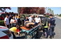 Palmiye ağacına çarpan kadın sürücü araç içinde sıkıştı