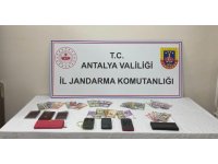 Dolar ve gümüş kolye hırsızları jandarmadan kaçamadı