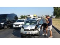 Zincirleme kazaya karışan minibüs sürücüsü olay yerinden kaçtı