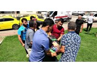 Kazada takla atan ticari taksi park içerisinde yan yattı: 3 yaralı