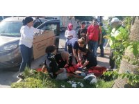 Yerde acı içerisindeki yaralıyı yakıcı güneşten kartonla korudular