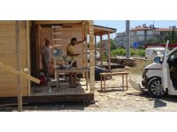 Marangoz ustası kaza yapan aracın altında kalmaktan son anda kurtuldu