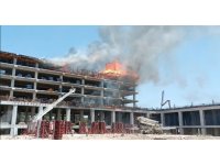 Otel inşaatının kalıpları alev alev yandı, devreye helikopter girdi