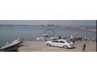 Boğulma tehlikesi yaşayan 2 kişinin kurtarıldığı anlar kamerada