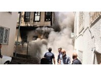 İtfaiye erlerinin söndürürken ölümden döndüğü metruk bina yangını muhtarı da isyan ettirdi