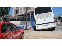 Freni boşalan otobüs, otomobile çarpıp markete girdi