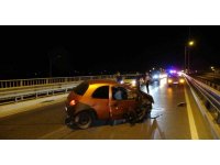 Otomobilin bariyerlere çarptığı kazada sürücü ölümden döndü