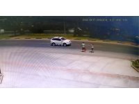 Yanan otomobili görüp harekete geçtiler, omuzlarında yangın tüpleriyle araçların yol vermesini beklediler