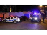 Kaldırımda yürürken silahlı saldırıya uğrayıp yaralandı, kanlar içerisinde yatarken sigara içti