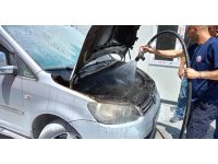 Aracın motor kısmında çıkan yangını itfaiye söndürdü