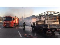 Burdur’da seyir halindeki kamyonet alev alev yandı