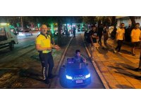 Akülü arabasıyla kaldırımda giden çocuk ile trafik polis arasındaki konuşma tebessüm ettirdi