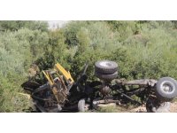 Antalya’da şarampole yuvarlanan kamyonun sürücüsü hayatını kaybetti