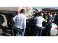 Otomobil su tankerine çarptı, sıkışan sürücü güçlükle çıkarıldı