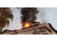 Antalya’da 4 katlı apartmanın çatısında çıkan yangın panik oluşturdu