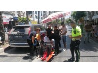 Yaya geçidinde otomobilin çarptığı kadın feryatlarıyla ortalığı inletti