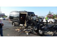 Tur minibüsü tıra arkadan çarptı: 2 ölü, 6’sı ağır 10 turist yaralı